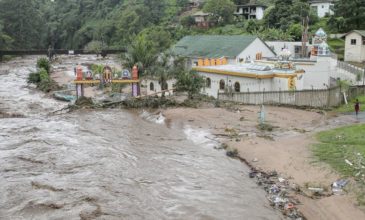 Δεκάδες νεκροί από πλημμύρες και κατολισθήσεις στη Νότια Αφρική