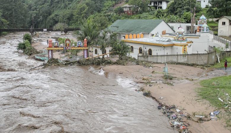 Δεκάδες νεκροί από πλημμύρες και κατολισθήσεις στη Νότια Αφρική