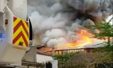 Μεγάλη φωτιά σε κατοικημένη περιοχή στις Βερσαλλίες