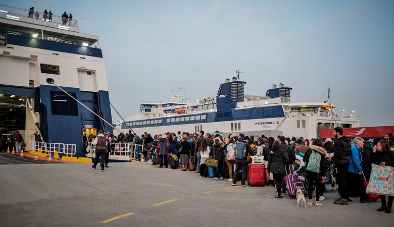 Το αδιαχώρητο στα λιμάνια της Αττικής από εκδρομείς του Πάσχα