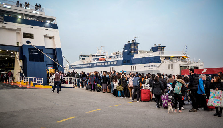 Φεύγουν για Πάσχα οι Αθηναίοι – Εικόνες από το λιμάνι του Πειραιά