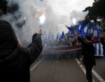 Σε αποκλεισμό κεντρικών δρόμων προχωράει η αντιπολίτευση στην Αλβανία