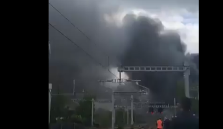 Μεγάλη πυρκαγιά εκδηλώθηκε κοντά στο αεροδρόμιο Χίθροου
