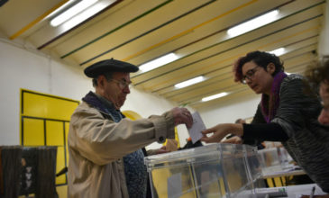 Άνοιξαν οι κάλπες στην Ισπανία στις πιο κρίσιμες εκλογές για τη χώρα