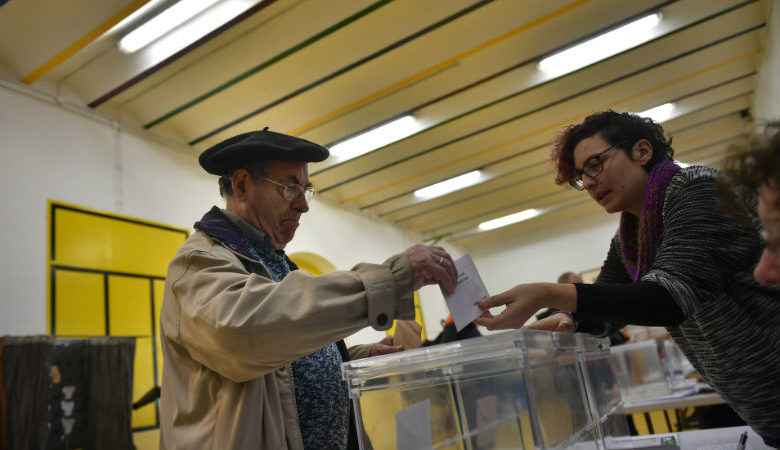 Άνοιξαν οι κάλπες στην Ισπανία στις πιο κρίσιμες εκλογές για τη χώρα