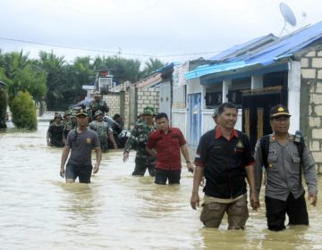 Δεκάδες οι νεκροί και οι αγνοούμενοι από πλημμύρες στην Ινδονησία