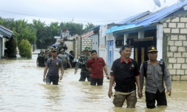 Δεκάδες οι νεκροί και οι αγνοούμενοι από πλημμύρες στην Ινδονησία