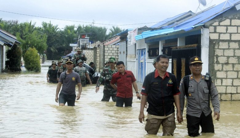 Δεκάδες οι νεκροί και οι αγνοούμενοι από πλημμύρες στην Ινδονησία
