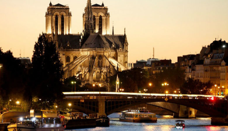 Ένας στους δύο Γάλλους θέλει πίσω την Παναγία των Παρισίων ακριβώς όπως ήταν πριν