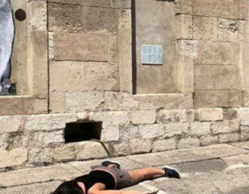 Τουρίστρια βγάζει φωτογραφίες ως νεκρή σε διάσημα μέρη του κόσμου