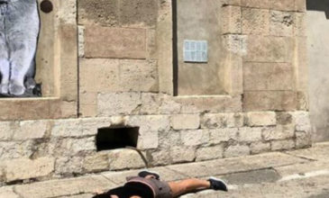 Τουρίστρια βγάζει φωτογραφίες ως νεκρή σε διάσημα μέρη του κόσμου