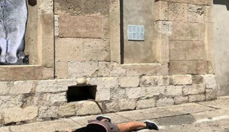Τουρίστρια βγάζει φωτογραφίες ως νεκρή σε διάσημα μέρη του κόσμου