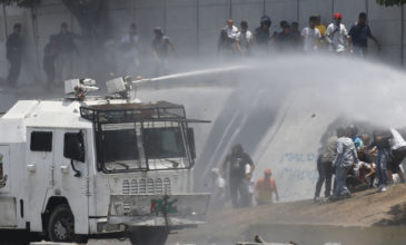 Χάος στη Βενεζουέλα: Ο Γκουαϊδό  καλεί τον στρατό να συνεχίσει την «Επιχείρηση Ελευθερία»