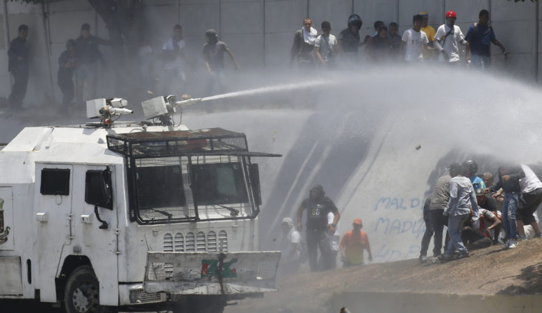 Χάος στη Βενεζουέλα: Ο Γκουαϊδό  καλεί τον στρατό να συνεχίσει την «Επιχείρηση Ελευθερία»