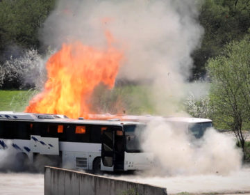 Λεωφορείο που μετέφερε παιδιά τυλίχθηκε στις φλόγες
