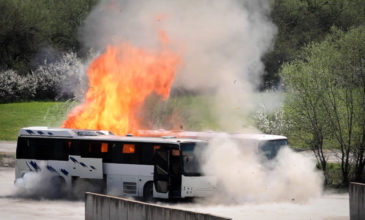 Λεωφορείο που μετέφερε παιδιά τυλίχθηκε στις φλόγες