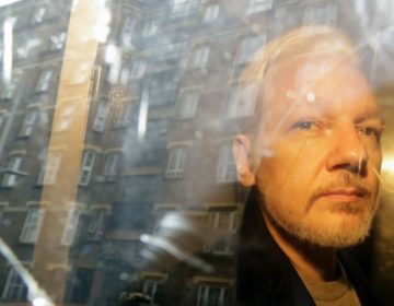Υπό κράτηση στενός συνεργάτης του Τζούλιαν Ασάνζ