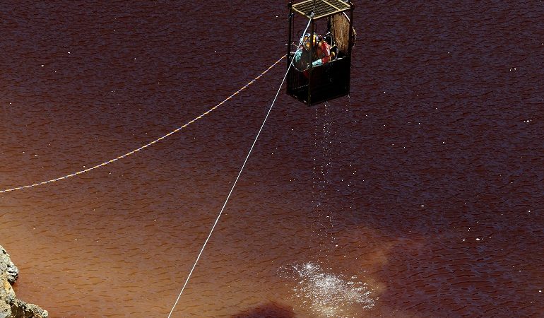 To sonar έφτασε στην Κόκκινη Λίμνη για τον εντοπισμό των θυμάτων του serial killer