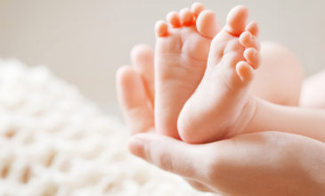 Εμβολιασμένη μητέρα γέννησε το πρώτο μωρό με αντισώματα κατά του κορονοϊού