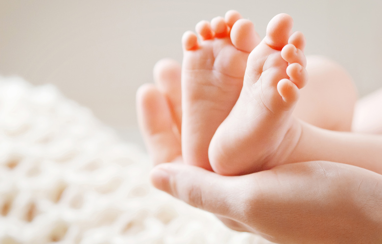 Ινδία: Κοριτσάκι γεννήθηκε με 4 πόδια και 3 χέρια