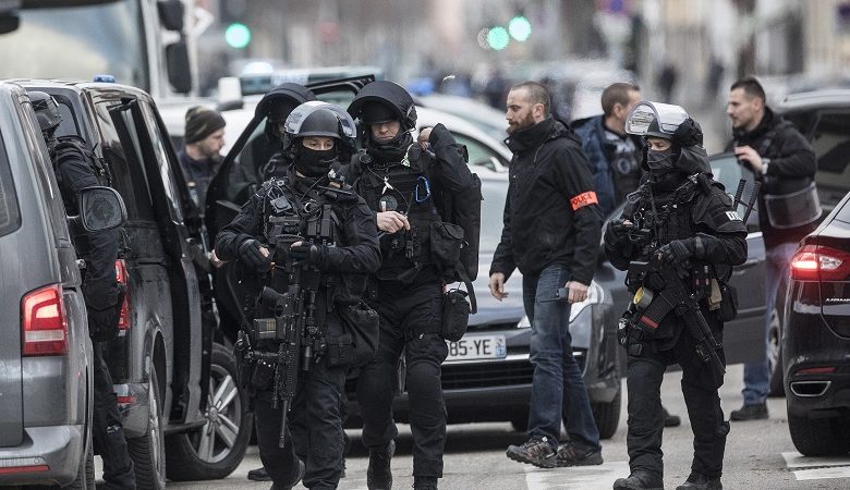 «Θρίλερ» με ομηρία ατόμων από ένοπλο στη Γαλλία