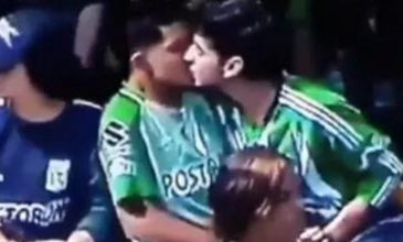 O Ρενέ Χιγκίτα βγήκε «μπροστά» για το φιλί gay οπαδών της Ατλέτικο Νασιονάλ