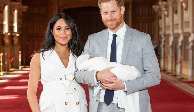 Πρίγκιπας Χάρι και Μέγκαν Μαρκλ μας δείχνουν για πρώτη φορά το βασιλικό μωρό