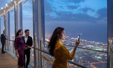 Το ψηλότερο μπαρ στον κόσμο μόλις άνοιξε σε ουρανοξύστη του Ντουμπάι