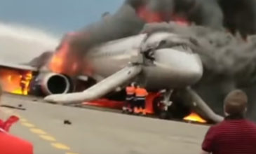 Βίντεο- σοκ με τον συγκυβερνήτη να εγκαταλείπει το φλεγόμενο πιλοτήριο