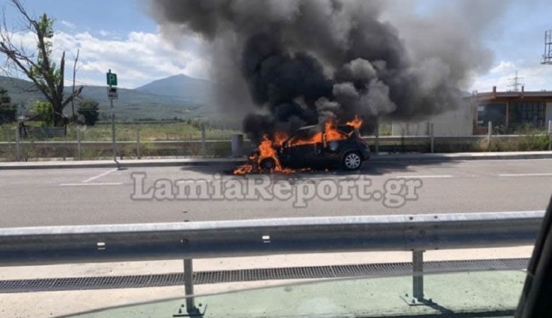 Αυτοκίνητο τυλίχθηκε στις φλόγες στην εθνική οδό