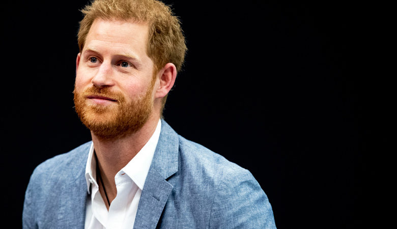 O πρίγκιπας Χάρι επέστρεψε στη Βρετανία για την κηδεία του παππού του χωρίς την Μέγκαν