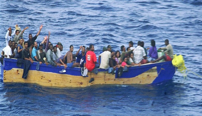 Πολύνεκρο ναυάγιο με δεκάδες μετανάστες στις ακτές της Τυνησίας
