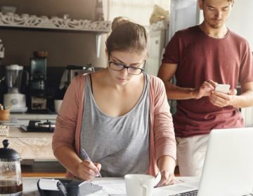 Ποιος παίρνει άραγε τις οικονομικές αποφάσεις στο σπίτι, ο άντρας ή η γυναίκα;
