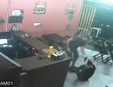 Αστυνομικός έδειρε ιδιοκτήτρια καφέ επειδή του έβαλε σος στα μπέργκερ του