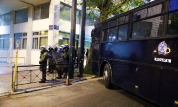 Επίθεση με μολότοφ στα γραφεία του ΣΥΡΙΖΑ στην Κουμουνδούρου