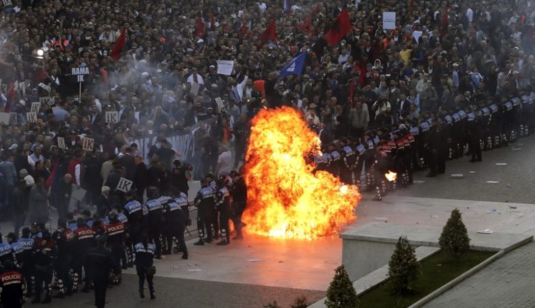 Βίαια επεισόδια με τραυματίες σε διαδήλωση στα Τίρανα