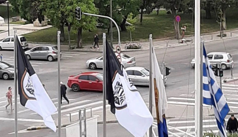 Κατέβασαν σημαίες του ΠΑΟΚ από το δημαρχείο Θεσσαλονίκης