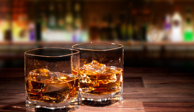 Βόλος: Τσουχτερό πρόστιμο σε ιδιοκτήτη μπαρ που σέρβιρε ποτά