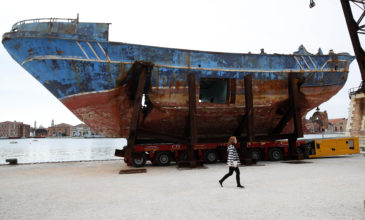 Σε διεθνή έκθεση στη Βενετία το ψαράδικο-φέρετρο 800 προσφύγων