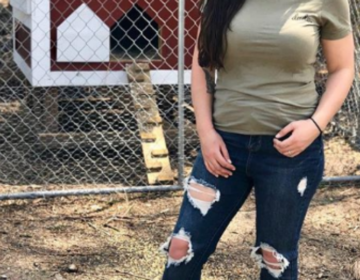 Απέλυσαν γνωστή τηλεπερσόνα επειδή ο άνδρας της πυροβόλησε τον σκύλο τους