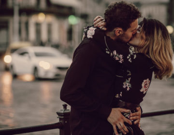 Ο κίνδυνος που κρύβουν τα «γαλλικά» φιλιά