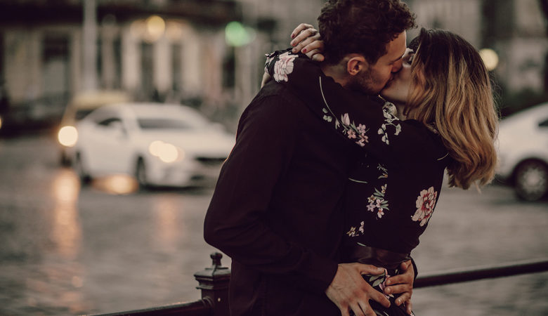 Ο κίνδυνος που κρύβουν τα «γαλλικά» φιλιά