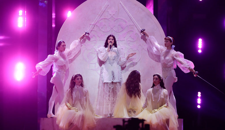 «Έκλεψε» την παράσταση η καλαίσθητη Κατερίνα Ντούσκα στη σκηνή της Eurovision