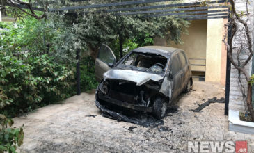 Φωτογραφίες από το καμμένο αυτοκίνητο της δημοσιογράφου Μίνας Καραμήτρου