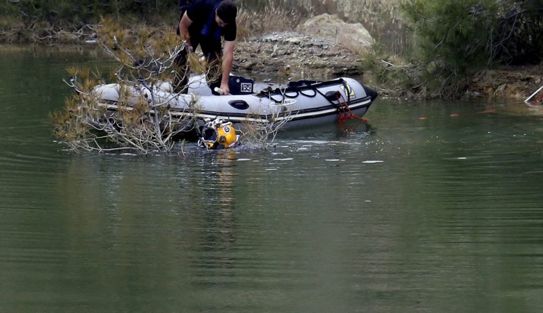 Δεμένη σε τσιμεντομπλόκ πέταξε την 6χρονη στη λίμνη ο serial killer
