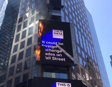 Η στιγμή που γιγαντοοθόνη στην Τάιμς Σκουέαρ τυλίγεται στις φλόγες