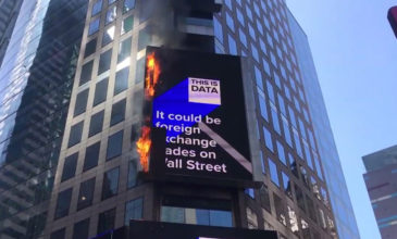 Η στιγμή που γιγαντοοθόνη στην Τάιμς Σκουέαρ τυλίγεται στις φλόγες