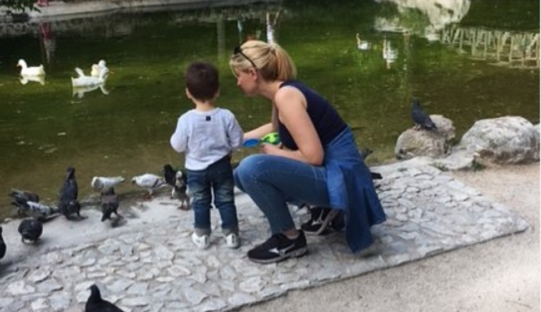 Σία Κοσιώνη: Η τρυφερή φωτογραφία με τον γιο της στο πλατό ειδήσεων του ΣΚΑΪ