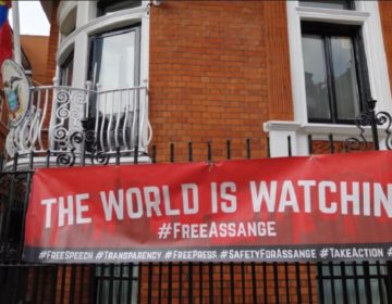Διαδήλωση υπέρ του Ασάνζ στην πρεσβεία του Εκουαδόρ στο Λονδίνο