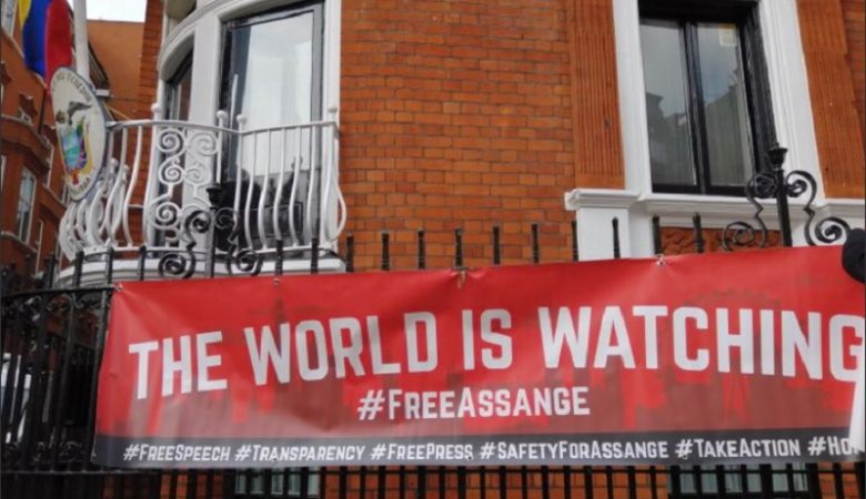 Διαδήλωση υπέρ του Ασάνζ στην πρεσβεία του Εκουαδόρ στο Λονδίνο